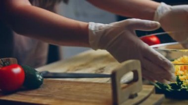 Parmesan peynirini şeffaf bir kasede karışıma ekle. 4k video tarifi.