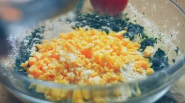 Parmesan peynirini şeffaf bir kasede karışıma ekle. 4k video tarifi.