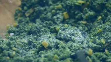 Tüm malzemeleri karıştır. 4k video tarifi.