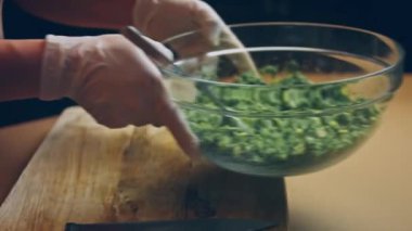 Tüm malzemeleri karıştır. 4k video tarifi.