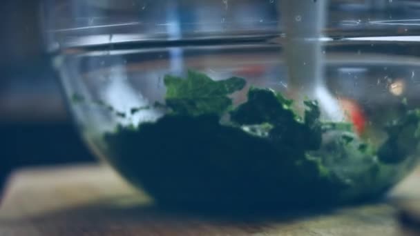 Ανακατεύω Σπανάκι Ένα Διάφανο Μπολ Συνταγή Βίντεο — Αρχείο Βίντεο