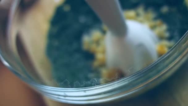 Mieszam Szpinak Smażę Cebulę Przezroczystej Misce Przepis Wideo — Wideo stockowe