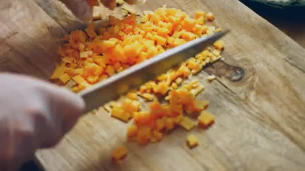 Den Cheddar Käse Stücke Schneiden Video Rezept — Stockvideo