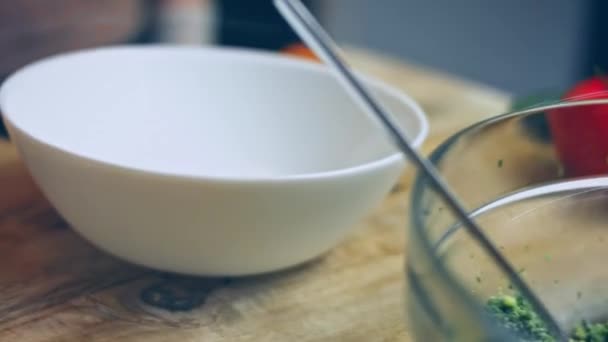 Tutup Mengalahkan Telur Dengan Sisir Dapur Dalam Mangkuk Logam Untuk — Stok Video