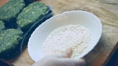 Hamburger toplarını unun üstüne koydum. 4k video tarifi.