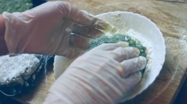 Hamburger toplarını unun üstüne koydum. 4k video tarifi.