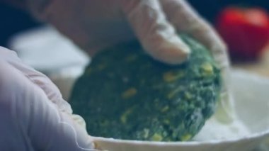 Hamburger toplarını unun üstüne koydum. 4k video tarifi.