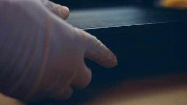 Hamburger için ızgara ekmek yapıyorum. 4k video tarifi.