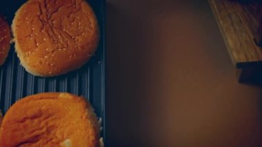 Hamburger için ızgara ekmek yapıyorum. 4k video tarifi.