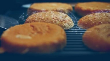 Hamburger için ızgara ekmek yapıyorum. 4k video tarifi.