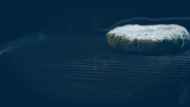 Izgarayı zeytinyağıyla yağla. 4k video tarifi.