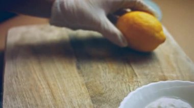 Bir limonu iki parçaya ayır. 4k video tarifi.