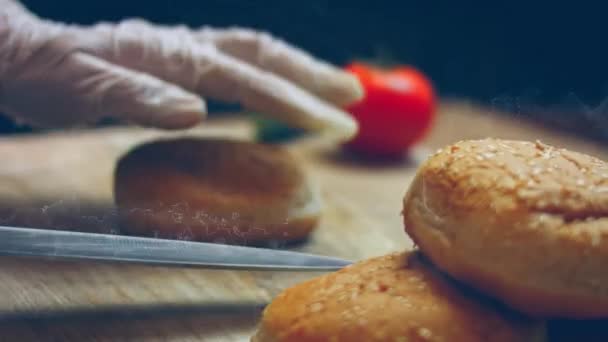 Das Brot Für Den Burger Zwei Teile Schneiden Video Rezept — Stockvideo