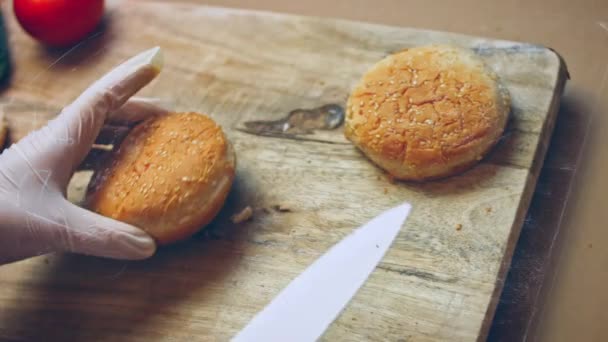 Chléb Hamburger Nakrájejte Dvě Části Video Recept — Stock video