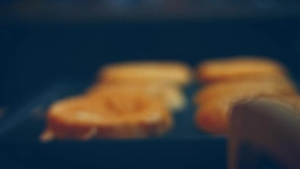 我烤面包当汉堡包 4K视频配方 — 图库视频影像