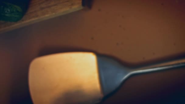用橄榄油给烤架上抹上油脂 4K视频配方 — 图库视频影像