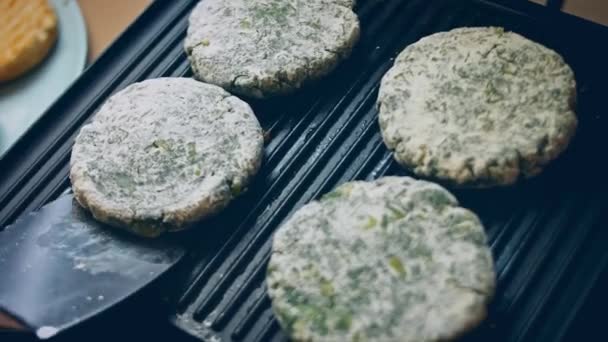 Usmažte Zelené Hamburgery Grilu Video Recept — Stock video