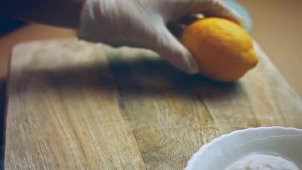 Eine Zitrone Zwei Teile Schneiden Video Rezept — Stockvideo