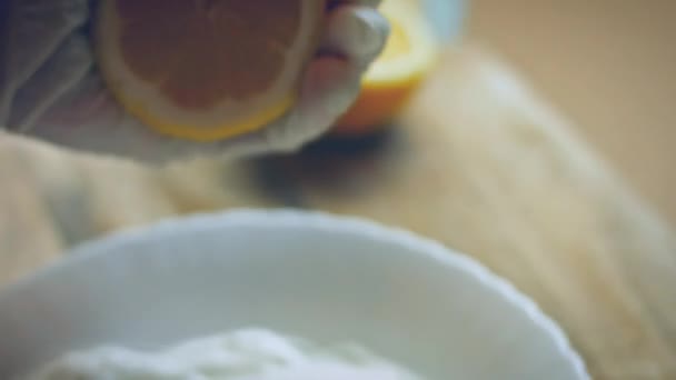 Разрежьте Лимон Две Части Видео Рецепт — стоковое видео