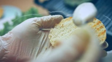 Hamburgeri parçalara ayır. Lezzetli düşük kalorili yeşil burgerler. 4k video tarifi.