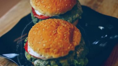 Lezzetli düşük kalorili yeşil burgerler. Yeni anneler için düşük kalorili yemek. 4k video tarifi.