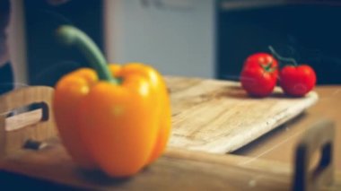 Masaya pancar koydum. Yeni anneler için Lezzetli Kırmızı Pizza. 4k video tarifi.