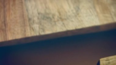 Masaya pancar koydum. Yeni anneler için Lezzetli Kırmızı Pizza. 4k video tarifi.