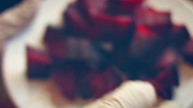 Haşlanmış pancarları parçalara ayırın. Yeni anneler için Lezzetli Kırmızı Pizza. 4k video tarifi.