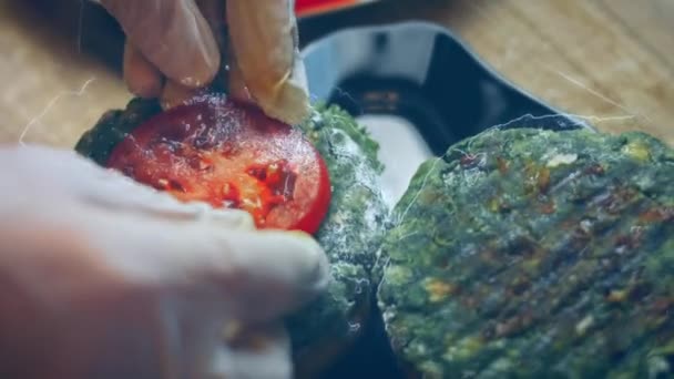 把汉堡包切成块 低热量绿色汉堡的味道 4K视频配方 — 图库视频影像