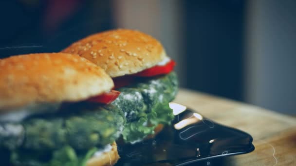低热量绿色汉堡的味道 新妈妈的低热量食物 4K视频配方 — 图库视频影像