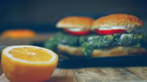 Chutné Nízkokalorické Zelené Burgery Nízkokalorické Jídlo Pro Nové Mámy Video — Stock video