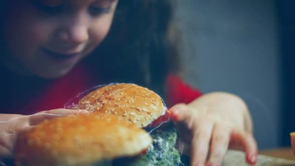 Dziewczyna Smaczne Niskokaloryczne Zielone Hamburgery Przepis Wideo — Wideo stockowe