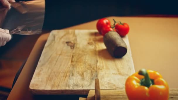 Τυλίγω Παντζάρια Αλουμινόχαρτο Νόστιμη Κόκκινη Πίτσα Συνταγή Για Τις Νέες — Αρχείο Βίντεο