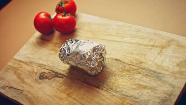Owijam Buraki Folią Aluminiową Smaczny Przepis Red Pizza Dla Nowych — Wideo stockowe