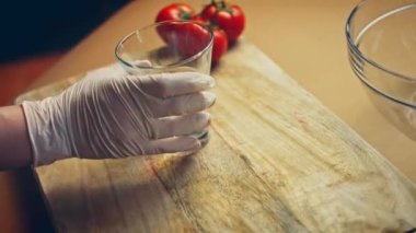 Bir bardak suya bir çorba kaşığı maya karıştırın. Yeni anneler için Lezzetli Kırmızı Pizza. 4k video tarifi.