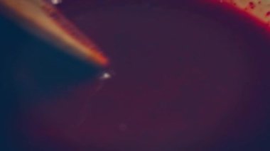 Kırmızı hamuru toptan un ile karıştır. 4k video tarifi.