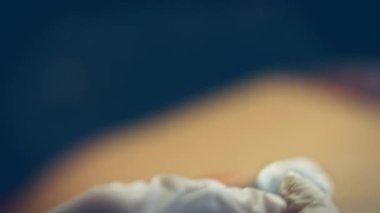 Kırmızı hamuru toptan un ile karıştır. 4k video tarifi.