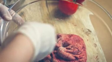 Kırmızı hamuru toptan un ile karıştır. 4k video tarifi.