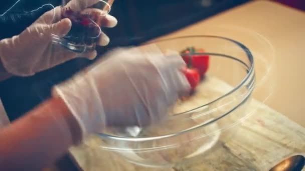 水のガラスに酵母の杯を混ぜる おいしいレシピ新しいお母さんのための赤いピザ 4Kビデオレシピ — ストック動画