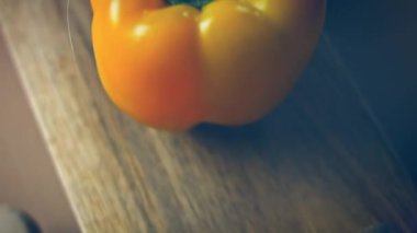 Kırmızı hamuru toptan un ile karıştır. 4k video tarifi.