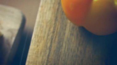 Mozzarella 'dan farklı şekiller kes. Kurabiye makası kullan. 4k video tarifi.