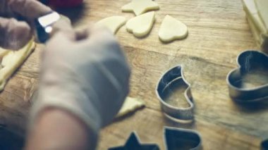 Mozzarella 'dan farklı şekiller kes. Kurabiye makası kullan. 4k video tarifi.