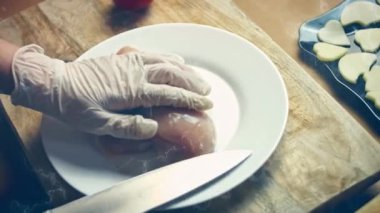 Tavuk göğsüne baharat ekle. 4k video tarifi.