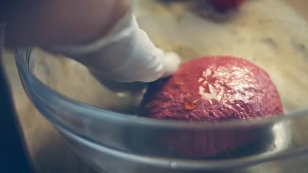 Wymieszać Czerwone Ciasto Pomocą Mąki Pełnoziarnistej Przepis Wideo — Wideo stockowe