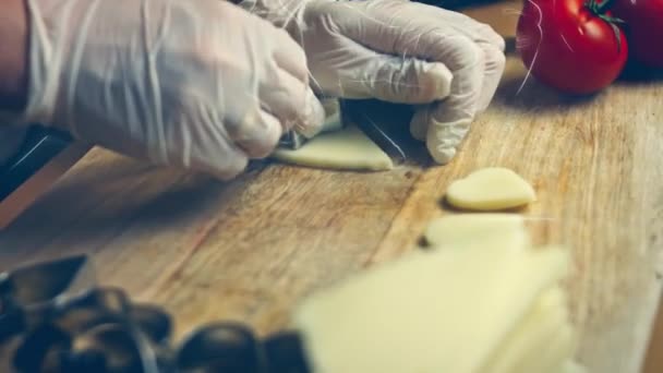 Wytnij Różne Kształty Mozzarelli Użyj Nożyc Ciastek Przepis Wideo — Wideo stockowe