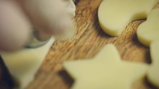 从莫扎瑞拉切下不同的形状 用饼干切割机4K视频配方 — 图库视频影像