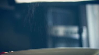 Tavuk göğsüne baharat ekle. 4k video tarifi.