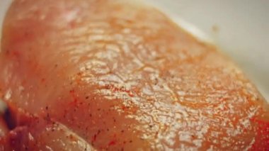 Tavuk göğsüne baharat ekle. 4k video tarifi.