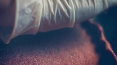 Kırmızı hamuru diz. 4k video tarifi.