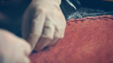 Pizza için kırmızı hamuru pişiririm. 4k video tarifi.